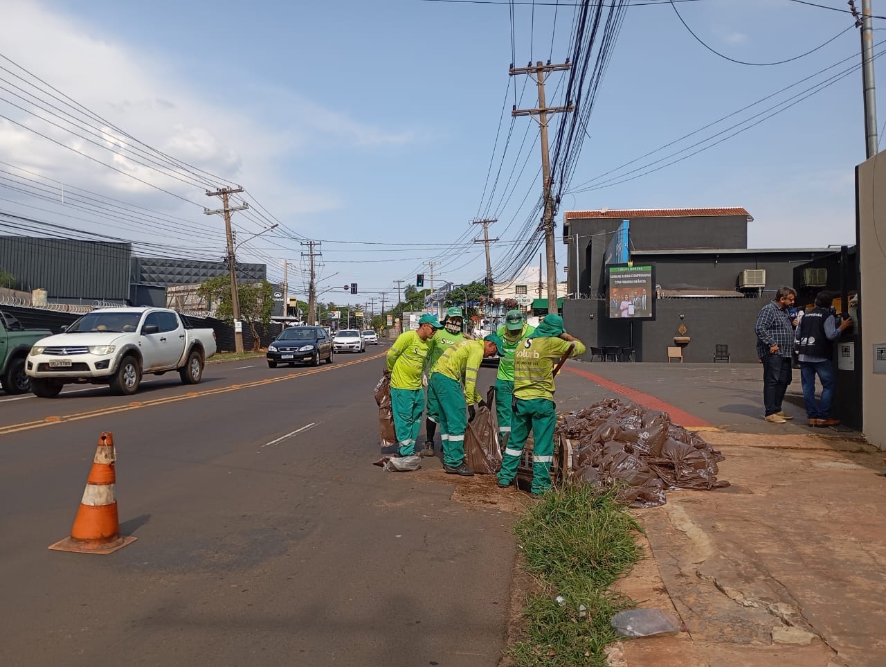 Com alerta de chuvas, Prefeitura intensifica limpeza das bocas de lobo