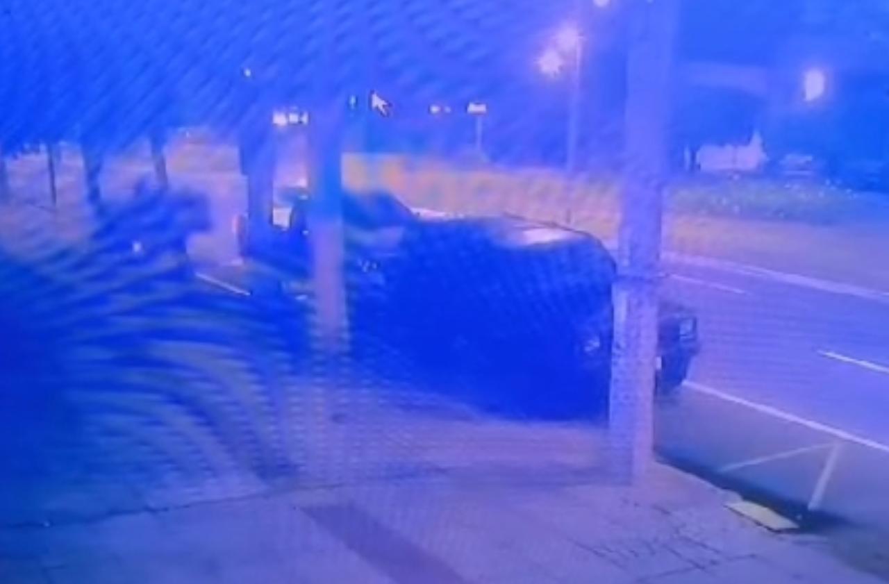 Vídeo: Motorista bêbado é preso após acertar poste e 3 carros na Afonso Pena
