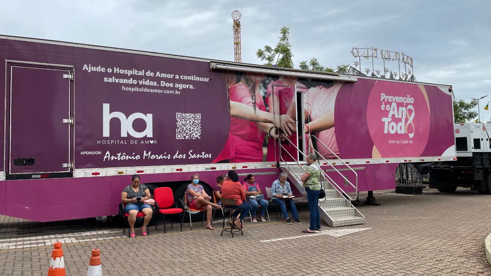 Carreta do Hospital de Amor oferece exames gratuitos de mamografia e preventivo no Bosque dos Ipês