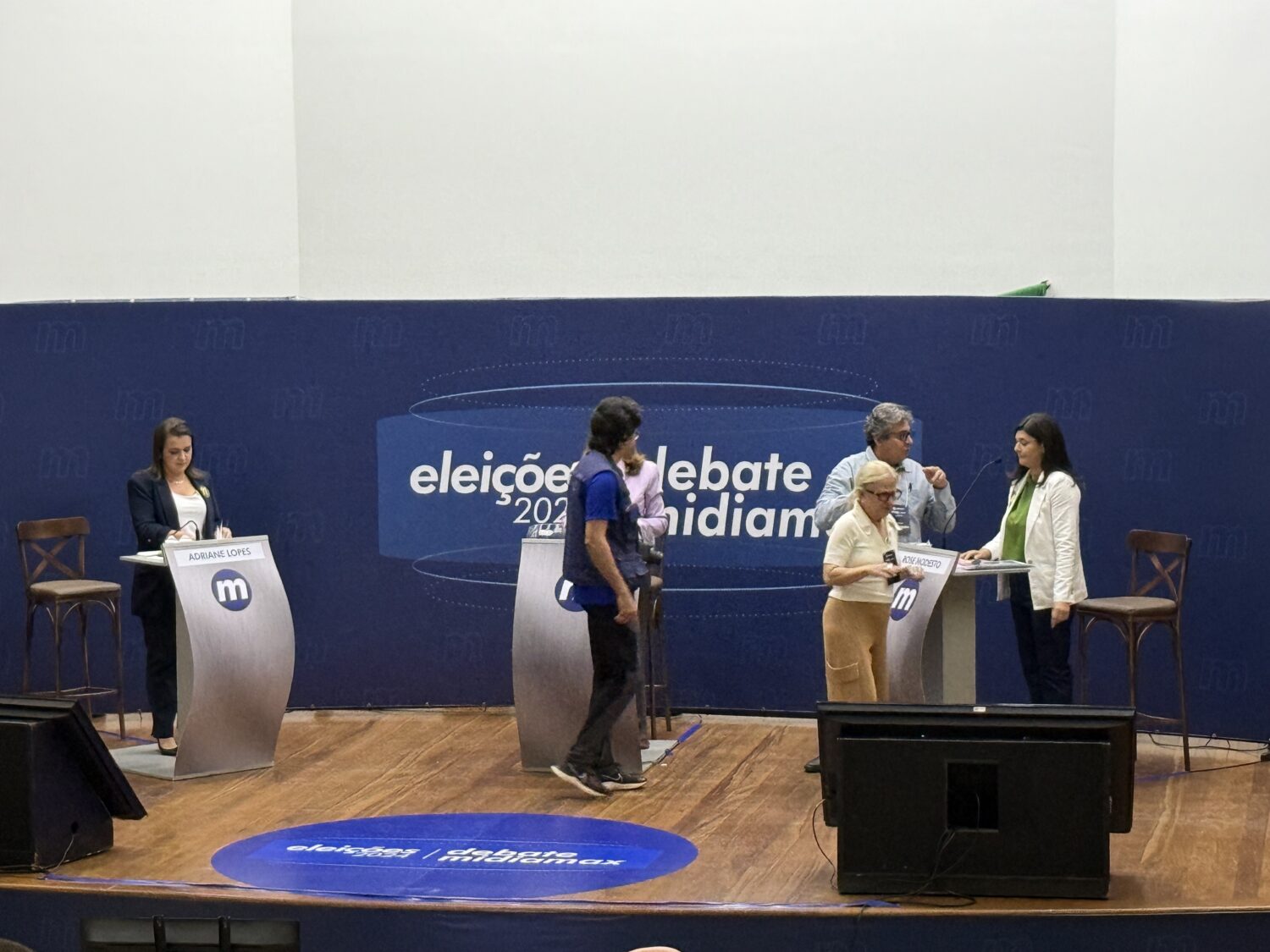 Vídeo: Adriane chega com torcida e Rose concentrada para o debate Midiamax 