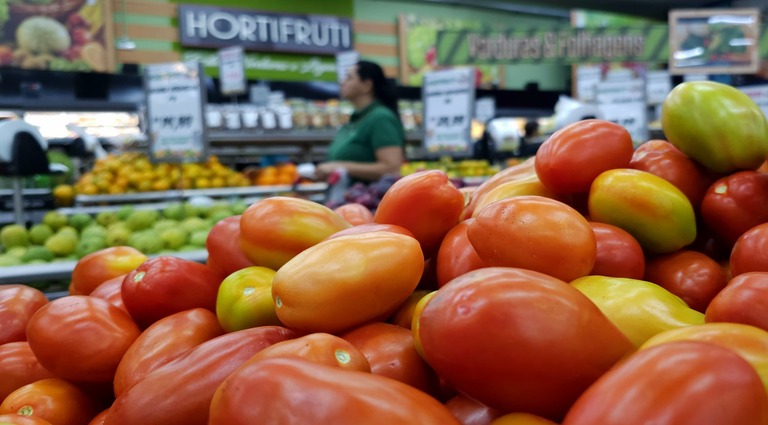 Tomate rasteiro lidera variação de preços em levantamento do Procon/MS