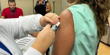 Aumento de casos de Covid-19 reforça a importância de manter a vacinação em dia