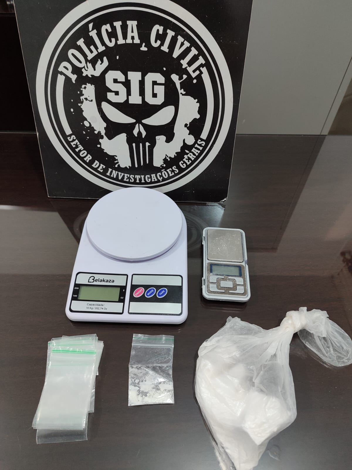 Mulher é presa com drogas, balança e anotações do tráfico em Três Lagoas