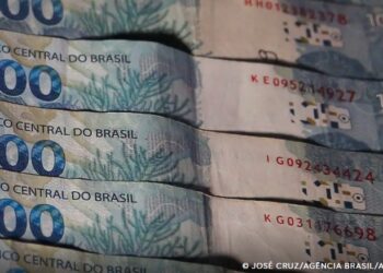 Juros do cartão de crédito rotativo sobem para 438,4% ao ano