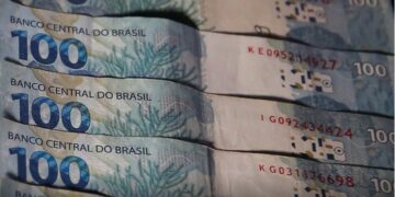 Juros do cartão de crédito rotativo sobem para 438,4% ao ano