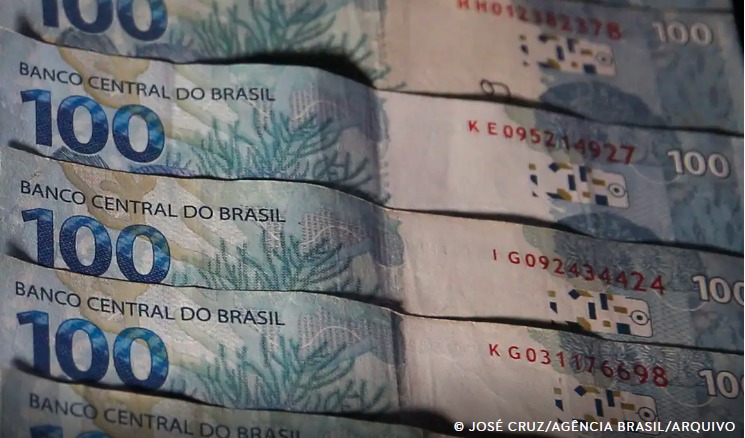 Juros do cartão de crédito rotativo sobem para 438,4% ao ano