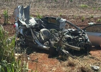Motorista de carro bate em caminhão e fica preso entre ferragens na MS-157, em Maracaju