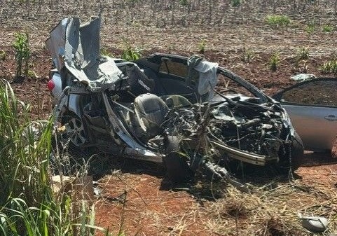 Motorista de carro bate em caminhão e fica preso entre ferragens na MS-157, em Maracaju