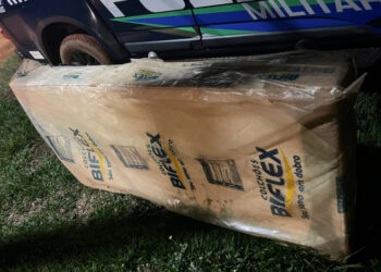 Furtar móveis nunca foi tão “confortável”: Mulher é flagrada em tentativa de roubo em Angélica