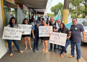 Prefeita e deputado fazem caminhada usando colete a prova de balas após atentado