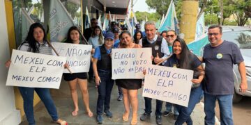 Prefeita e deputado fazem caminhada usando colete a prova de balas após atentado