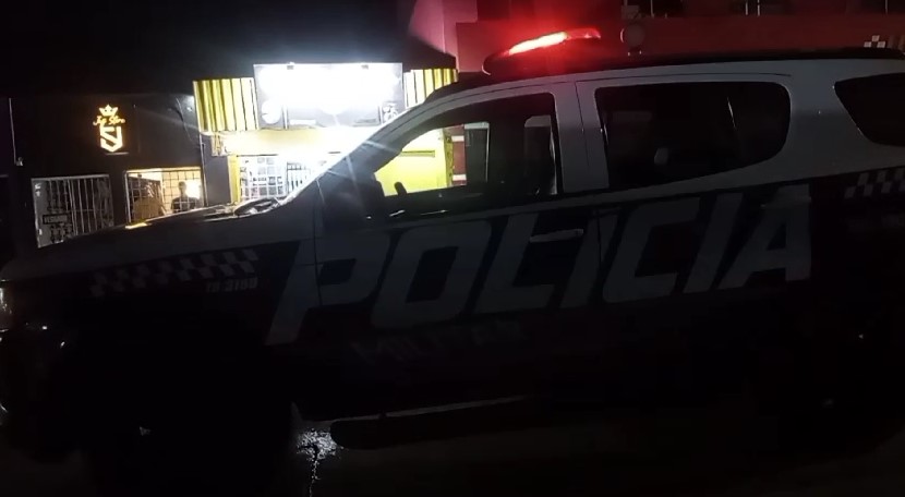 Jovem é alvo de tiros em Campo Grande e veículo suspeito aparece incendiado