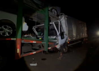 Caminhoneiro sobrevive a acidente grave após colidir com carreta cegonha na MS-040