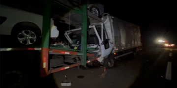 Caminhoneiro sobrevive a acidente grave após colidir com carreta cegonha na MS-040