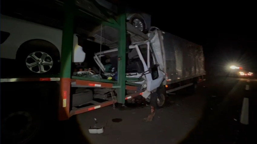 Caminhoneiro sobrevive a acidente grave após colidir com carreta cegonha na MS-040