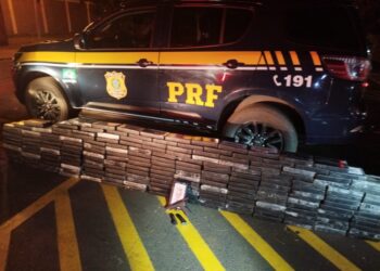 PRF apreende 220,8 kg de cocaína e arma de fogo em Dourados