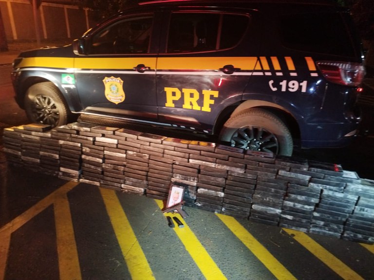 PRF apreende 220,8 kg de cocaína e arma de fogo em Dourados