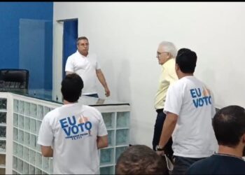 Treta: debate em MS acaba em briga e familiares de candidato caindo em buraco; veja vídeo
