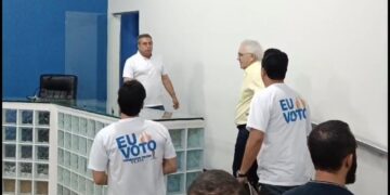 Treta: debate em MS acaba em briga e familiares de candidato caindo em buraco; veja vídeo