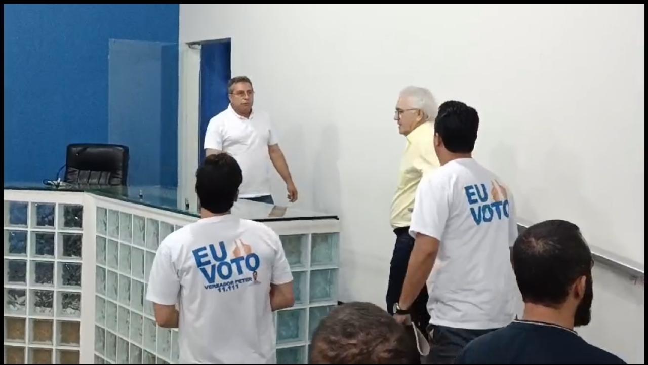 Treta: debate em MS acaba em briga e familiares de candidato caindo em buraco; veja vídeo