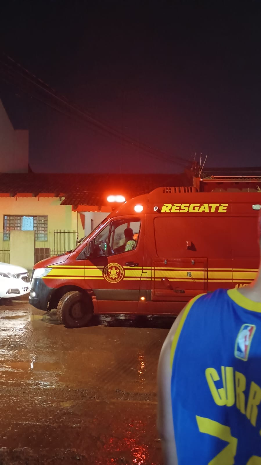Muro desaba com a força da chuva e morador fica ferido no Otávio Pécora