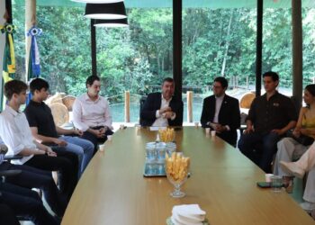 Fiems jovem se reúne com Governador Eduardo Riedel para debate sobre futuro econômico de Mato Grosso do Sul