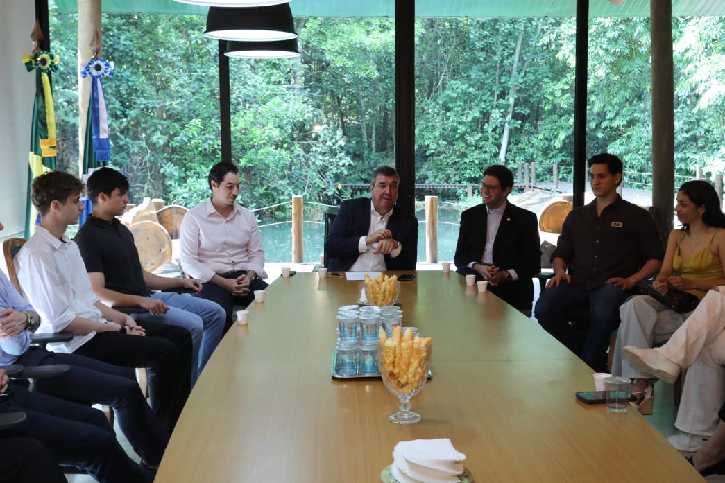 Fiems jovem se reúne com Governador Eduardo Riedel para debate sobre futuro econômico de Mato Grosso do Sul