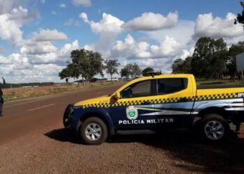 Adolescentes suspeitos de roubo de carro são baleados em confronto com a PMR em Chapadão do Sul