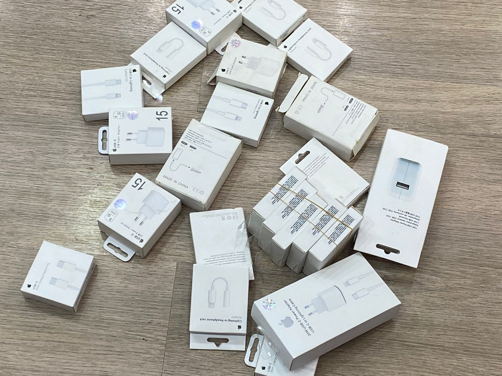 Polícia mira em lojas de acessórios e revenda de produtos piratas para celulares