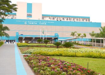 Jovem é esfaqueado e levado à Santa Casa após roubo em Campo Grande Jovem é esfaqueado e levado à Santa Casa após roubo em Campo Grande