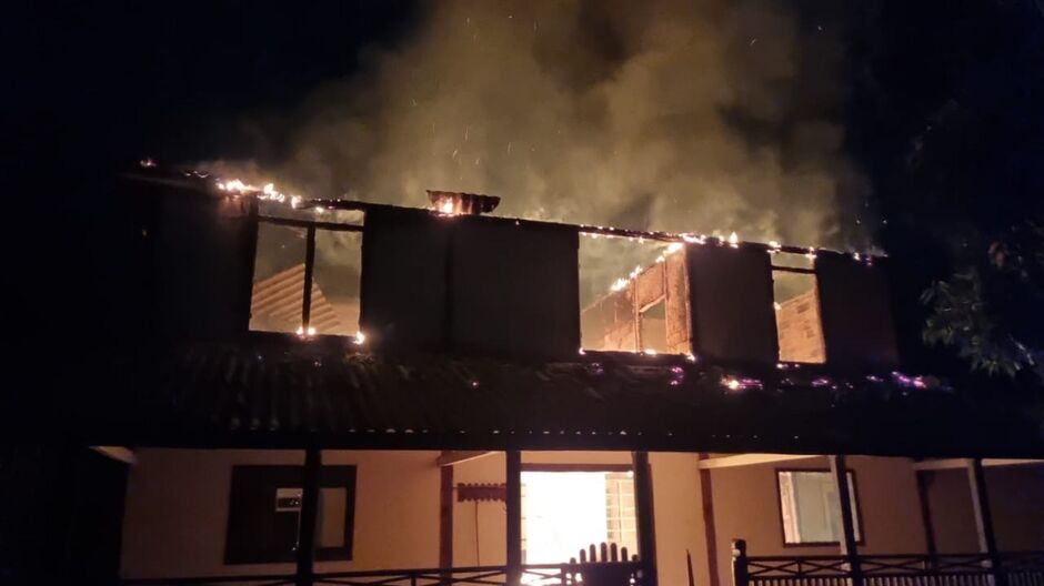 Incêndio destrói sobrado em fazenda no Pantanal de Corumbá; bombeiros agiram rápido, mas não evitaram perdas
