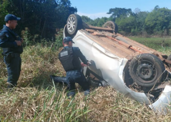 Criminoso capota carro roubado em frente à policial e é preso em Figueirão