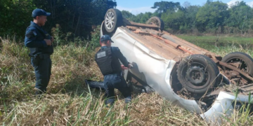 Criminoso capota carro roubado em frente à policial e é preso em Figueirão