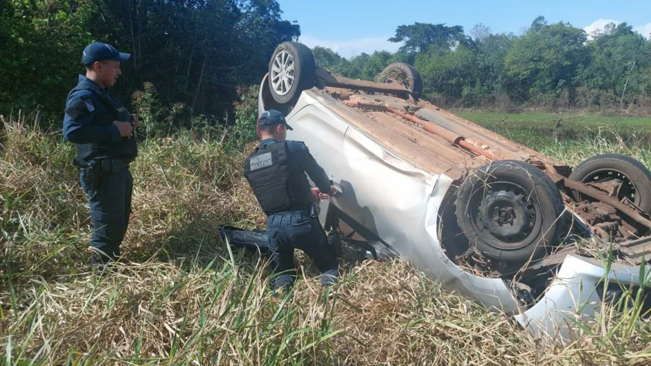Criminoso capota carro roubado em frente à policial e é preso em Figueirão