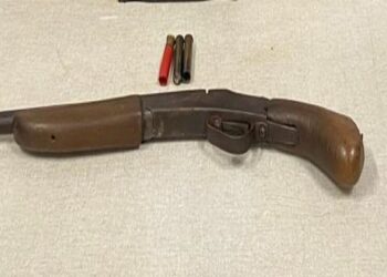 Pai e avô são presos após acidente com arma de fogo entre crianças