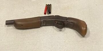 Pai e avô são presos após acidente com arma de fogo entre crianças