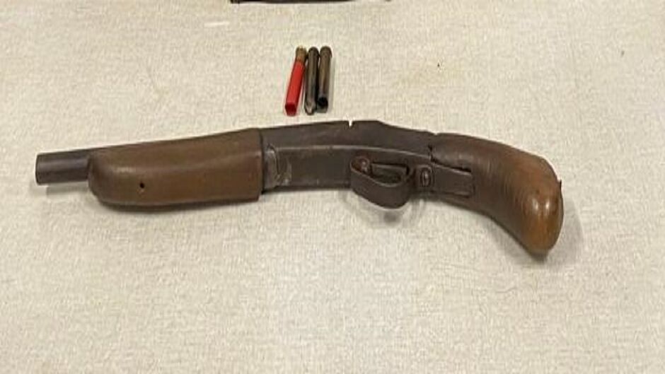 Pai e avô são presos após acidente com arma de fogo entre crianças