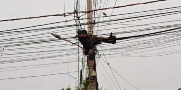 Soneca de luxo: Homem faz da rede elétrica cama improvisada