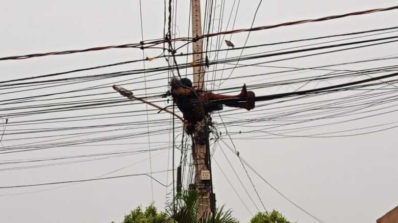 Soneca de luxo: Homem faz da rede elétrica cama improvisada