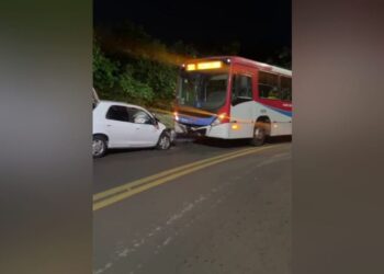 Carro invade a contramão e bate de frente com ônibus no Pedrossian