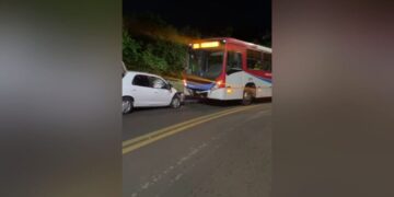Carro invade a contramão e bate de frente com ônibus no Pedrossian