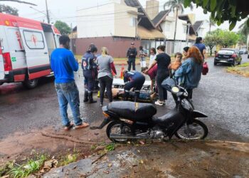 Motociclista de 58 anos é socorrido após colisão no Tiradentes