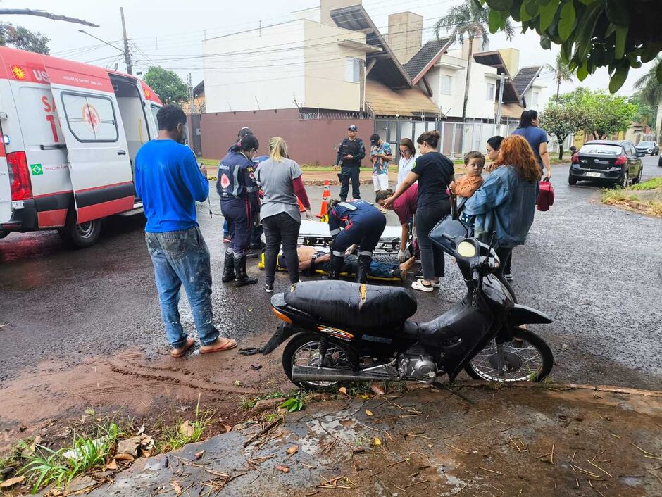 Motociclista de 58 anos é socorrido após colisão no Tiradentes