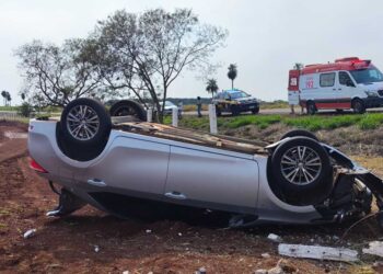 Motorista capota carro com filho na BR-262 em Terenos