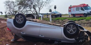 Motorista capota carro com filho na BR-262 em Terenos