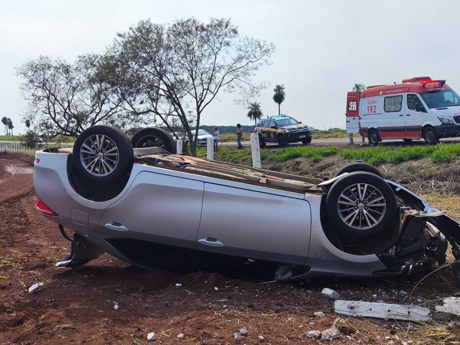 Motorista capota carro com filho na BR-262 em Terenos