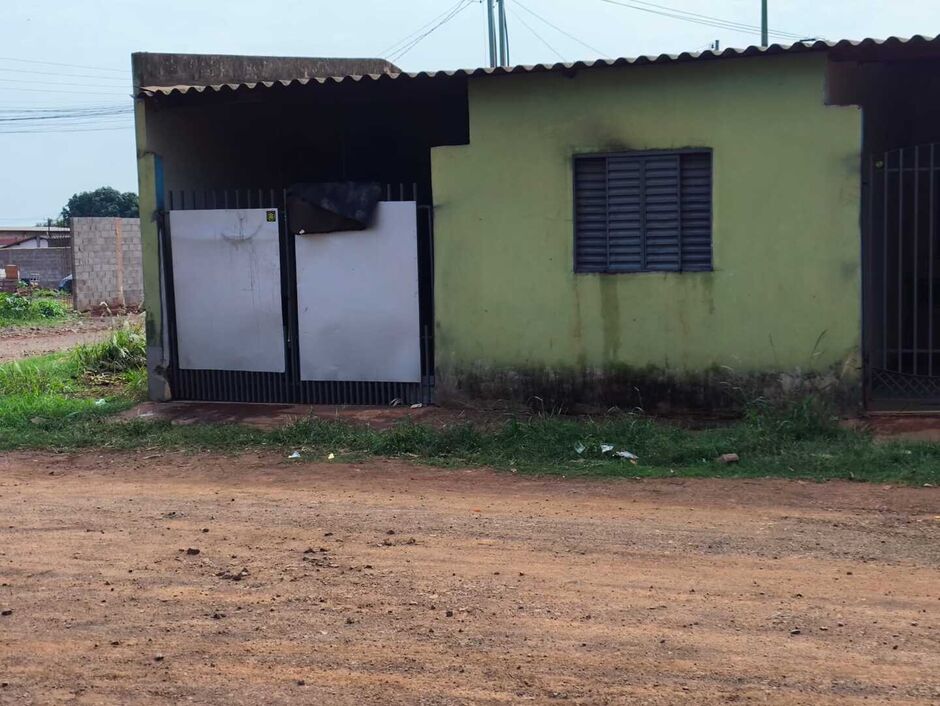 Jovem coloca fogo em sofá após ser agredida pelo marido e incendeia casa em Campo Grande
