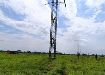 Jovem indígena é resgatado pelo Corpo de Bombeiros após subir em torre de alta tensão em Dourados