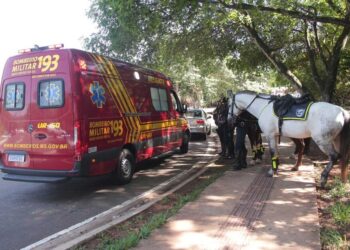 Acidente entre carro e moto no Parque dos Poderes deixa motociclista de 51 anos com ferimentos leves