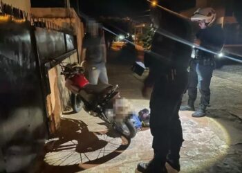 Homem tenta reatar relacionamento, mas acaba sendo abordado pela polícia enquanto empurrava a própria moto destruída